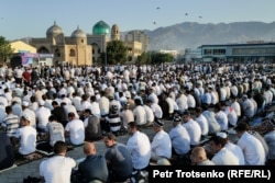 Gurban baýramynda Pançşanbe bazarynyň öňündäki meýdança geçirilýän irki baýram namazy, Hojant, Täjigistan. 2024-nji ýylyň 14-nji iýuny.