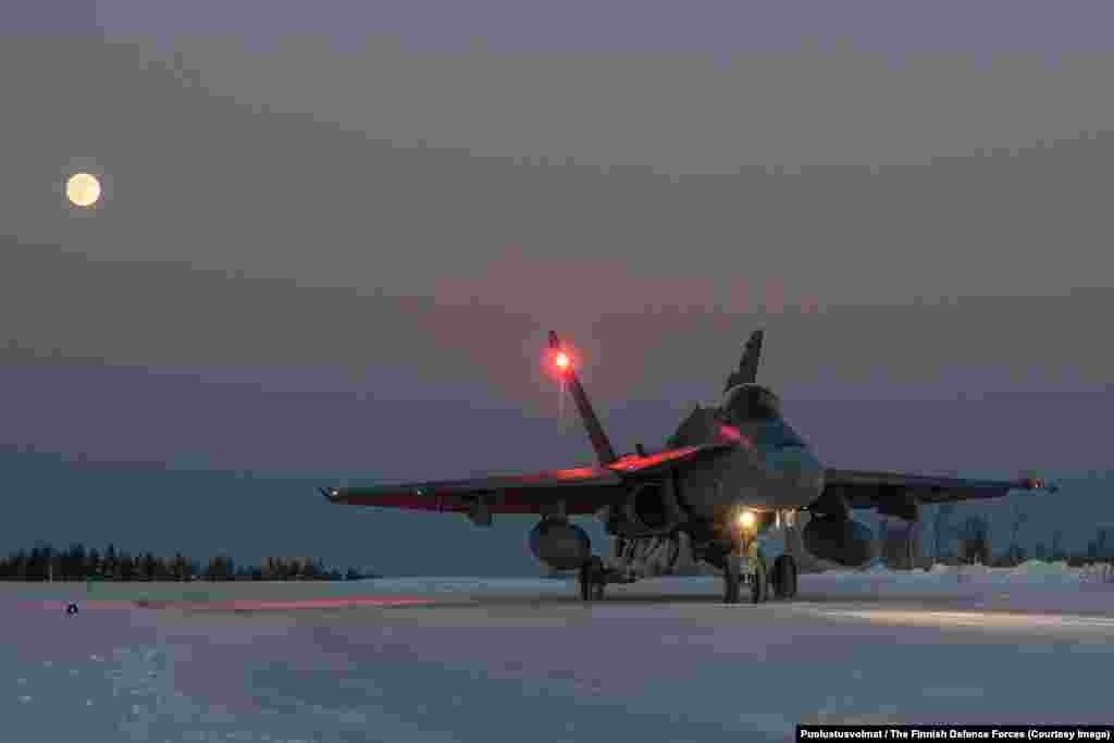 F/A-18 Hornet Финские ВВС имеют на вооружении 62 таких самолета американского производства. Стареющие самолеты планируется заменить 64 F-35 последнего поколения, начиная с 2026 года. 