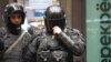 На фото бійці російського ОМОНу. За даними APA.az, під час рейду силовиків у Єкатеринбурзі загинуло двоє азербайджанців