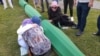 Porodice se opraštaju od svojih najmilijih koji će 11. jula biti sahranjeni Memorijalni centar Srebrenica - Potočari, 10. juli 2023.