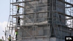 В понеделник около Паметника на Съветската армия в София беше издигнато скеле.