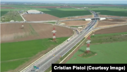 Dacă lucrurile merg după plan, la vară se va putea intra de pe „centura” Bucureștiului pe autostrada care duce spre litoralul Mării Negre. (Captură video) 