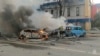 Zjarrfikësit duke e shuar zjarrin në disa vetura në Belgorod, pas raportimeve për një sulm ukrainas, 30 dhjetor 2023.