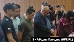Романос Ветридис (с голата глава) по време на заседанието на Окръжния съд в Пловдив на 11 октомври.
