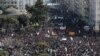 Crvena boja na zgradi Banke Grčke tokom protesta u Solunu, 8. mart 2023. 