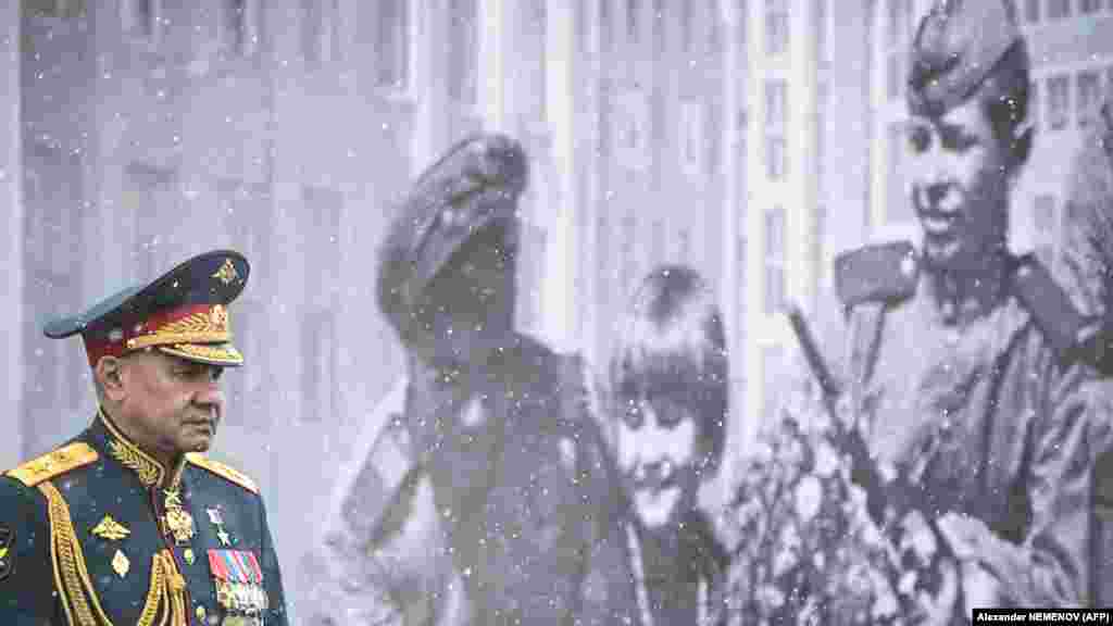 A náci Németország feltétel nélküli kapitulációja 1945. május 8-án 23:01-kor lépett hatályba, amelyet Franciaország, Nagy-Britannia és az Egyesült Államok az európai győzelem napjaként jelölt meg. Moszkvában már május 9-e volt. A képen Szergej Sojgu orosz védelmi miniszter a május 9-i parádén