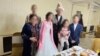 Вадим менен Айжандын үйлөнүү үлпөтү (коопсуздуктан улам Вадим менен Айжандын үй-бүлө мүчөлөрүнүн жүздөрүн ачык көрсөтө албайбыз) 