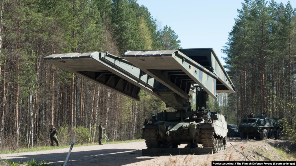 Leopard 2L Armored Bridge Layer Эта инженерная машина немецкого производства способна навести мост через водные пути шириной до 25 метров. Приборы ночного видения позволяют его экипажу из двух человек за несколько минут проложить переправу даже в полной темноте.
