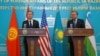 Государственный секретарь США Энтони Блинкен и министр иностранных дел Казахстана Мухтар Тлеуберди во время пресс-конференции. Астана, саммит стран C5+1, 28 февраля 2023 года