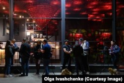 A légiriadók alatt kénytelenek várakozni az emberek, ilyenkor gyakran ismerkednek