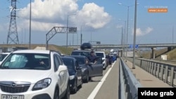 Автомобільний затор на в'їзді на Керченський міст. Скріншот із запису Крим.Реалії (архівне фото)