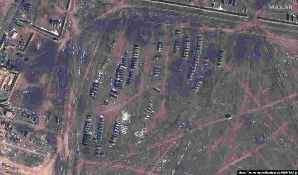 Ruski tenkovi i artiljerija u vojnoj bazi u Medvedivki. Lider Krima, koga je imenovala Moskva, Sergej Aksjonov rekao je novinarima 11. aprila da su ruske snage na poluostrvu izgradile &quot;modernu, duboku odbranu&quot; i da imaju &quot;više nego dovoljno&quot; trupa i opreme da odbiju mogući ukrajinski napad. &nbsp;