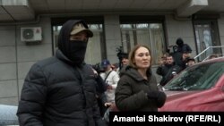 Улуттук коопсуздук боюнча мамлекеттик комитеттин (УКМК) кызматкерлери 24.kg агенттигинин башкы директору Асел Оторбаеваны алып кетип жаткан учур. 15-январь, 2024-жыл 