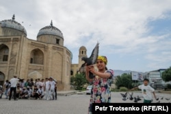 Şeýh Mülihiddiniň mazarynyň öňündäki meýdança, Hojant, Täjigistan. 2024-nji ýylyň 14-nji iýuny.