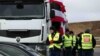 Пропуск автобусів, легкових та вантажних транспортних засобів в обох напрямках здійснюється у звичному режимі