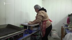 Խանում Գրիգորյանը Արցախից ծննդավայր Գյումրի վերադառնալուց անմիջապես հետո գործի է անցել՝ ժենգյալով հաց է թխում