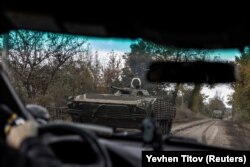 Ukrán katona vezet egy BMP–1 páncélozott harcjárművet Avgyijivkában 2023. október 17-én