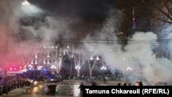 სპეცდანიშნულების რაზმი საპროტესტო აქციას ცრემლმდენი აირით და წყლის ჭავლით შლის. თბილისი, საქართველო. 9 მარტი, 2023 წელი