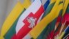 Герб «Пагоня» на беларускім нацыянальным сьцягу разам зь дзяржаўнымі сьцягамі Літвы. Ілюстрацыйнае фота