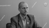 Олег Попов, 1972-2023.<br />
<br />
Попов родился в Луганской области Украины. Владел бизнесом по производству трикотажных изделий. Примкнув к поддерживаемым Россией сепаратистам, он стал де-факто депутатом &laquo;парламента&raquo; квазигосударственного образования на контролируемой сепаратистами территории Луганской области.<br />
<br />
В сентябре 2022 года в Сети появилась информация о его &laquo;смерти&raquo;. Это был фейк. Позже сепаратистские власти заявили, что намеренно распространили новость, чтобы раскрыть заговор с целью убийства. В декабре 2023 года Попов был <a href="https://d2pe1euiyp158n.cloudfront.net/a/v-luganske-vzorvan-avtomobilj-deputata-lnr-olega-popova/32717923.html" target="_blank">убит </a>в Луганске. По <a href="https://www.pravda.com.ua/eng/news/2023/12/6/7431918/" target="_blank">сообщениям</a>, спрятанное в его машине взрывное устройство привела в действие группа украинских спецназовцев<br />
&nbsp;
