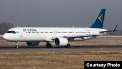 Алматы аэропортундагы «Эйр Астана» авиакомпаниясынын борту. Сүрөт jetphotos.com сайтынан алынды