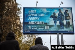 Rusiyada hərbi xidmətə qəbul haqqında məlumatların yer aldığı reklam lövhəsi.