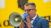 Pavel Verejanu, la protestul din fața Curții Constituționale, în timp ce judecătorii verifică legalitatea interzicerii membrilor Partidului „Șor” de a participa la alegeri, 19 septembrie, 2023