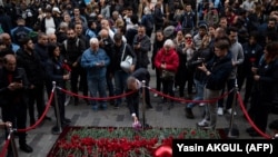 Cveće za ubijene na mestu napada u Istiklalu, Istanbul, 14. novembar 2022. 
