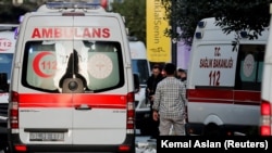 Kola hitne pomoći i policiju na mjestu eksplozije u prometnoj istanbulskoj pješačkoj ulici Istiklal, 13. novembra 2022.