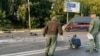 Ova slika koju je Ruski istražni komitet objavio 21. avgusta 2022. pokazuje kako istražitelji rade na mjestu eksplozije automobila kojim je upravljala Darja Dugina