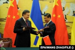 Ukrajinski predsjednik Viktor Janukovič (lijevo) i kineski predsjednik Si Đinping potpisuju sporazume u Pekingu, decembar 2013.
