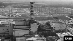 Август 1986 года. Киевская область, Украинская ССР. Cтроительство защитного сооружения над реактором №4 Чернобыльской АЭС после аварии. Точная дата фотографии неизвестна.