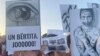 Disa persona shihen duke mbajtur mbishkrime në duar në sheshin e Tiranës, gjatë protestave pasi u bë publik rasti i dhunimit të një 11-vjeçareje në Prishtinë nga pesë të dyshuar. 31 gusht 2022. 