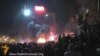 Милиция пытается очистить Майдан от участников протестов, пуская в ход светошумовые гранаты и стреляя в демонстрантов резиновыми пулями. Протестующие бросают в милиционеров камни и бутылки с зажигательной смесью. Видео Украинской редакции Азаттыка.