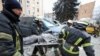Украина, Харьков. Куткаруучулар ракеталык аткылоодон жаракат алган кишини көтөрүп баратышат. 1-март, 2022-жыл.