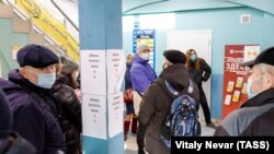 Red u menjačnici u Kalinjingradu, gde stanovnici nervozno prate razvoj političke situacije oko Ukrajine i alarmantan pad vrednosti rublje.