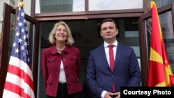 Karen Donfried, ndihmëssekretare amerikane e Shtetit për Çështje Evropiane dhe Euroaziatike, dhe Bujar Osmani, ministër i Punëve të Jashtme të Maqedonisë së Veriut, Shkup 28 prill 2022. 