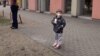 Menekült fiú üdítővel. Ez a kisfiú is anyakönyvi kivonattal lépte át az ukrán–magyar határt. A szülei már két nap után inkább visszamentek volna Záhonyból Kárpátaljára, de útlevél nélkül nem tudtak