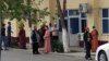 Aşgabadyň döwlet dükanlarynyň biriniň öňünde azyk nobatyna garaşýan ýaşaýjylar. Arhiw suraty