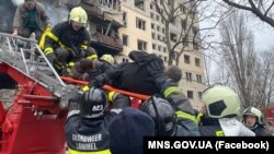 Киевдин Оболон районундагы снаряд түшкөн тогуз кабат үй. 