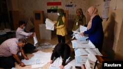 Zvaničnici rade na biračkom mjestu tokom parlamentarnih izbora, u Bagdadu, Irak, 10. oktobra 2021. 
