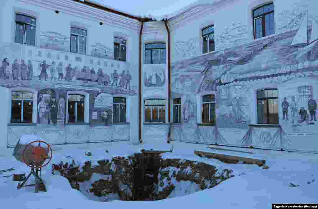 Mural Ovčinjikova i u dvorištu bivšeg zatvora, koji je u Borovsku sada postao turistička lokacija. Politički osjetljive teme nisu mu strane. Tako je Ovčinjikov više puta pokušavao da upravo spomen-obilježjima i muralima oda počast žrtvama sovjetske represije u gradu.