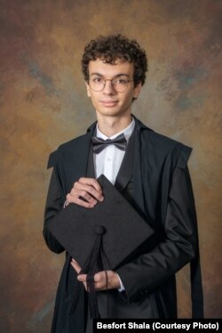 Besfort Shala në fotografinë e diplomimit në Universitetin e Oxfordit.