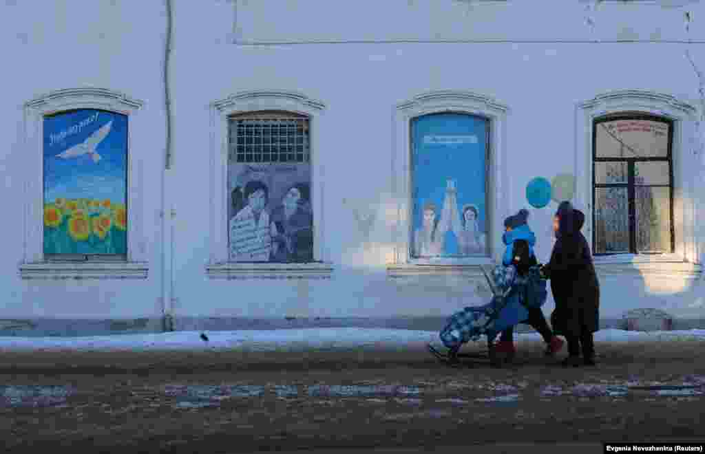 Mural sa porukom &quot;Nebo bez raketa&quot; (sa poljem suncokreta, nacionalnim simbolom Ukrajine), &quot;Dvostruki portret&quot; i &quot;Nostalgija&quot;, djela su lokalnog umjetnika Vladimira Ovčinjikova u ruskom gradu Borovsku, oko 115. kilometara jugozapadno od Moskve, 7. decembra.
