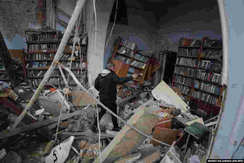 Granatirana je i biblioteka u gradu Černihivu. Grad su ponovo zauzele ukrajinske snage.