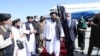 د طالبانو د بهرنیو چارو سرپرست وزیر امیر خان متقي پر کابل هوايي ډګر د چین د بهرنیو چارو وزیر وانګ يي هرکلی کوي - پخوانی انځور.