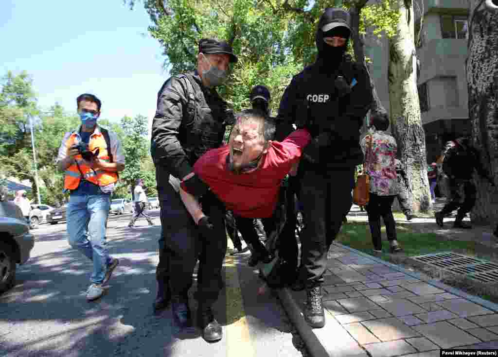 6-июнда Казакстанда митинг өткөрүү тартибин оорлоштура турган &ldquo;Тынч жыйындар жөнүндө&rdquo; мыйзам күчүнө кирди. Буга байланыштуу бозгундагы оппозиционер Мухтар Аблязов негиздеген &laquo;Казакстандын демократиялык кыймылы&raquo; жана журналист, активист Жанболат Мамай жетектеген Демократиялык партия түзүү боюнча демилгелүү топ тарапкерлерин митингге чыгууга чакырган.