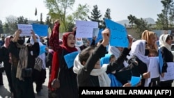 ښځې او نجونه پر تعلیم د بندیز ضد مظاهره کوي - پخوانی انځور.