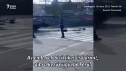 Letérdelt az orosz tankok elé egy ukrán férfi