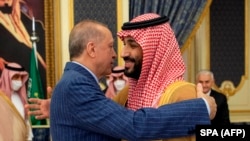 Slika od 28. aprila 2022. prikazuje turskog predsjednika Tayyipa Erdogana (lijevo) kako grli saudijskog prijestolonasljednika Mohameda bin Salmana (lijevo) tokom sastanka u saudijskom gradu Džedi na obali Crvenog mora.